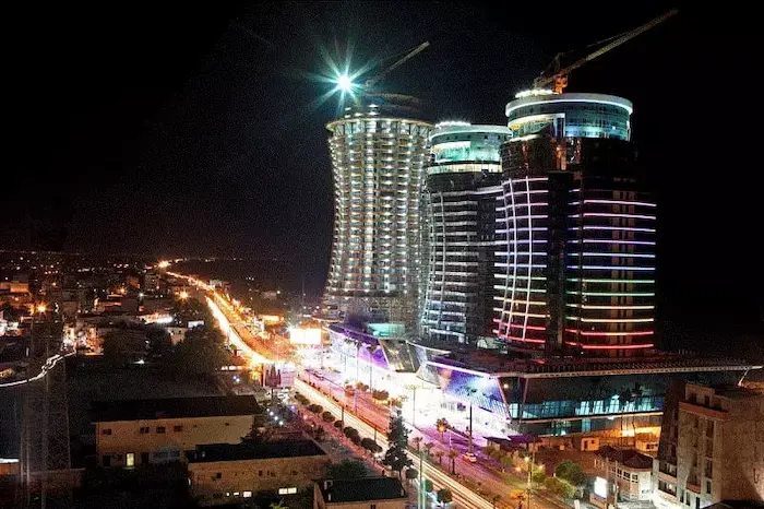 درخشش نمای ساختمان عظیم و مستحکم مرکز خرید متل قو عاس آباد در شب 87448947