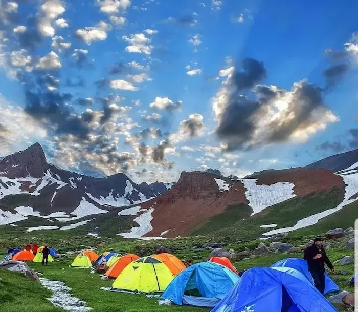 لذت کمپینگ دسته جمعی در قله های علم کوه