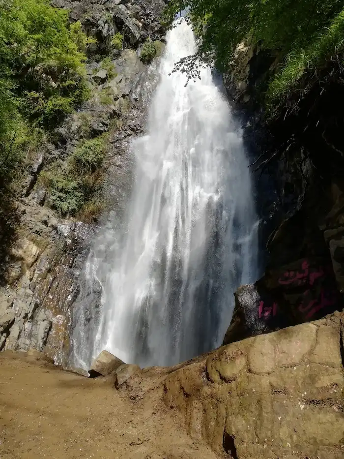 سرازیری پرخروش آبشار میلاش از تخته سنگ های سرسخت