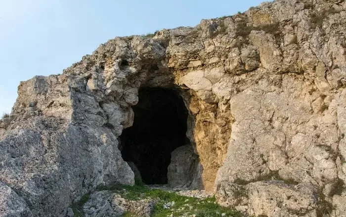 ورودی مخوف غار وادار