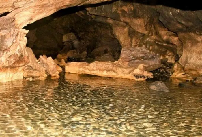 جریان آب در غار مخوف دهچال در عباس آباد رامسر