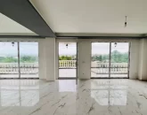 سرامیک های سفید رنگ سالن نشیمن با پنجره های بزرگ آپارتمان در عباس آباد 7875