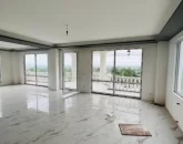 سرامیک های سفید سالن پذیرایی با پنجره های بزرگ آپارتمان در عباس آباد 78527857