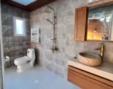 توالت فرنگی و روشویی و آیینه سرویس بهداشتی ویلا در متل قو