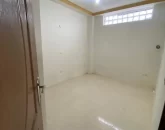 سرامیک سفید با درب چوبی اتاق خواب آپارتمان در کلارآباد