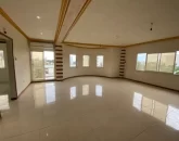 سرامیک سفید و طرح های رنگی دیوار و سقف آسالن نشیمن آپارتمان در کلارآباد