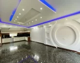 کابینت های آشپزخانه و سقف نورپردازی شده با نور آبی سالن نشیمن ویلا در نمک آبرود