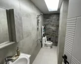 توالت فرنگی و روشویی سرویس بهداشتی آپارتمان در نمک آبرود