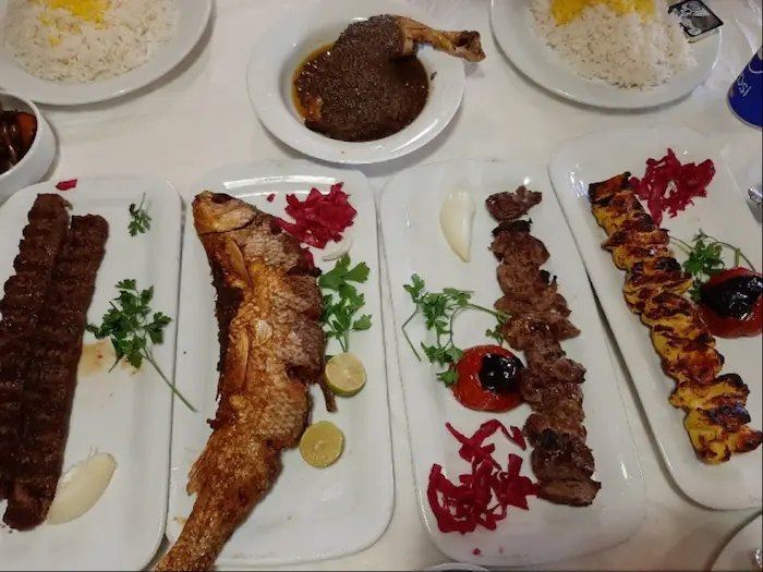سرو ماهی و کباب در رستوران تیشین نمک آبرود 489545