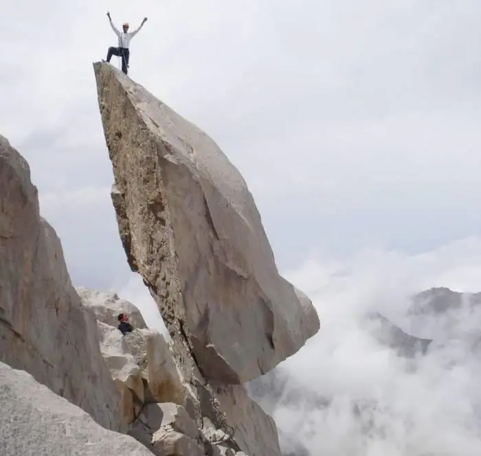 صعود یک مرد در قله های سنگ سماور علم کوه عباس آباد در مازندران 48645