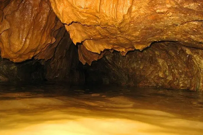 صخره های سنگی غار دهچال عباس آباد 561464