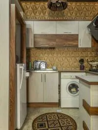 آشپزخانه با کابینت های سفید و یخچال واحد آپارتمان در هچیرود 4857483894