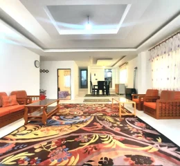 اتاق پذیرایی فرش شده به همراه مبلمان خانه ویلایی در هچیرود 48748567494