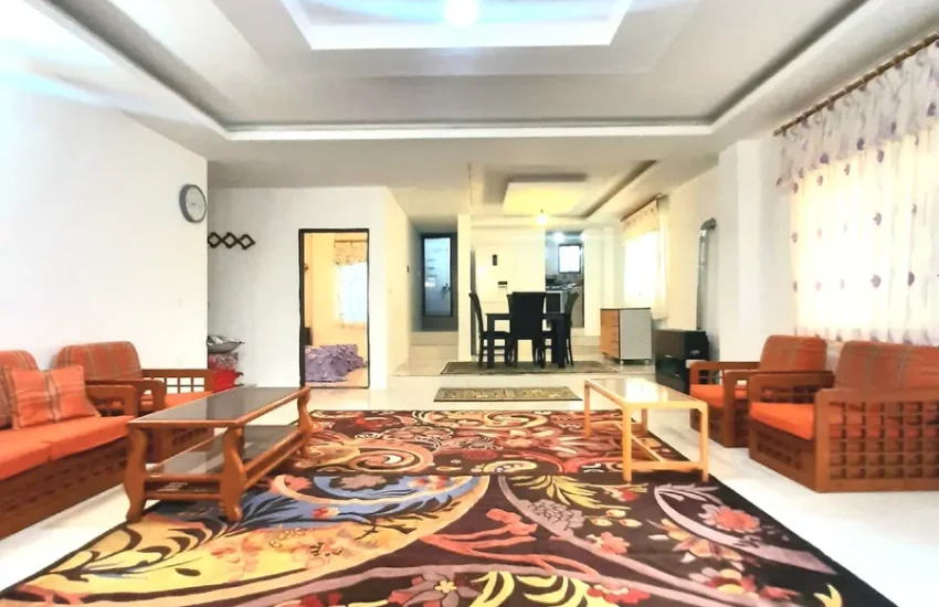 اتاق پذیرایی فرش شده به همراه مبلمان خانه ویلایی در هچیرود 48748567494