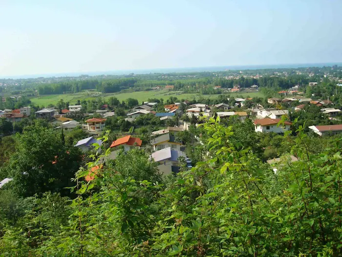 خانه های مسکونی در میان درختان سرسبز روستای یالبندان 47567865873