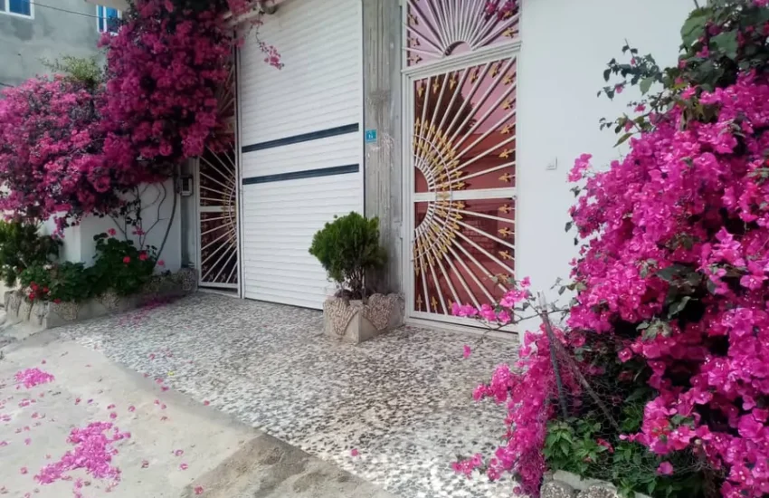 گل آرایی نمای بیرونی درب سفید خانه ویلایی در هچیرود 876845768945