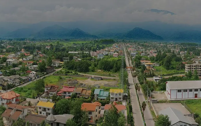 خانه های مسکونی در کنار پوشش گیاهی سرسبز در روستای تیلورسر 958965465