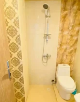 دوش حمام و توالت فرنگی و روشویی سرویس بهداشتی خانه روستایی در سی سرا